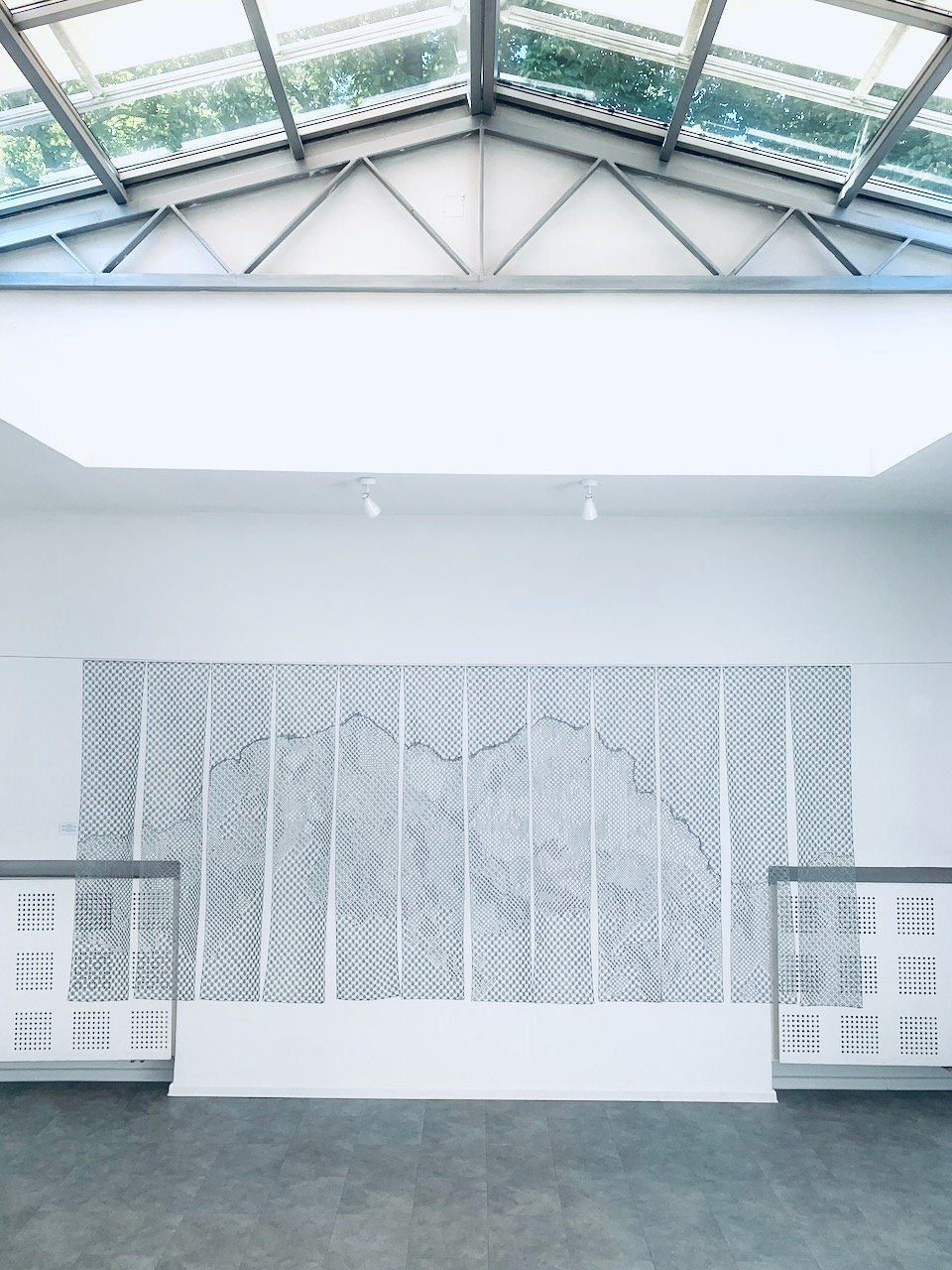 Jane Atkinson Carbon Cloud, 410 – 414 ppm, 2019 – 2021. 16/2 Czech weaving- and 50/2 lace linen. 324 x 134 cm.