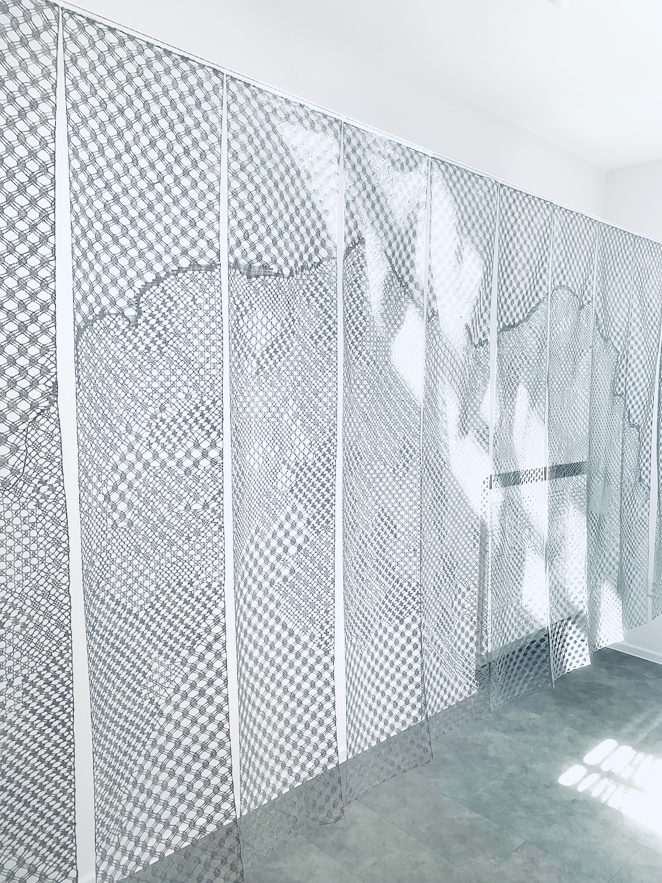 Jane Atkinson Carbon Cloud, 410 – 414 ppm, 2019 – 2021. 16/2 Czech weaving- and 50/2 lace linen. 324 x 134 cm.