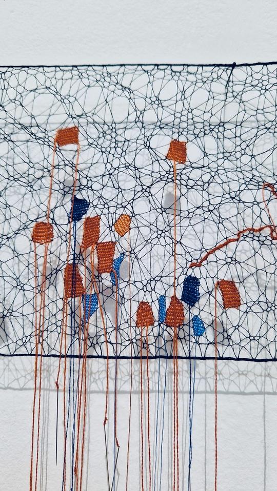 Lieve Smets. Making memories. 2022. Coton, silk, cashmere, needles. 1,7 x 0,6m.